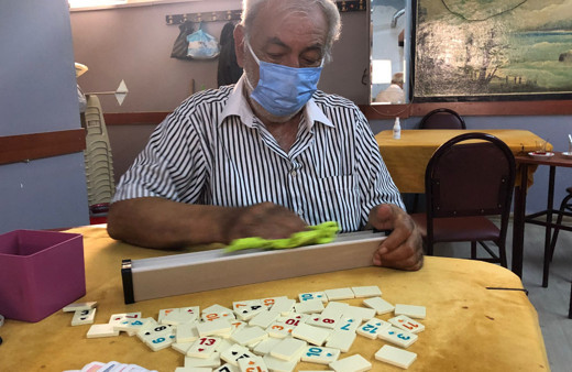 Kahvehaneler yarını bekliyor! Okey taşları tek tek dezenfektanla temizleniyor