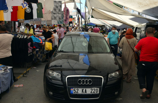 İstanbul'da pazarda görenler şaşkına döndü: 3 tişört alana otomobil bedava