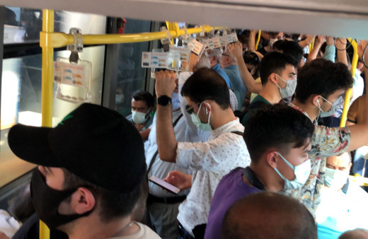 Metrobüs de normale döndü! Adım atacak yer kalmadı insanlar zor bindi