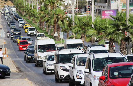 Bodrum'da uzun araç kuyrukları oluştu! Vatandaşlar çileden çıktı adım atacak yer kalmadı