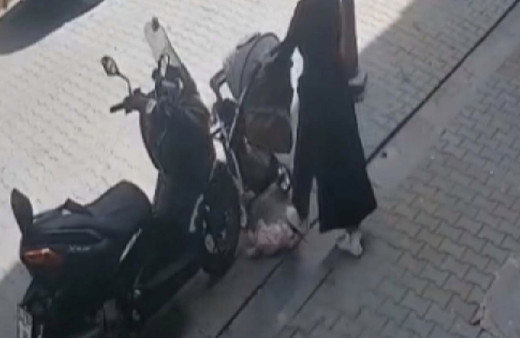 Anne bebek arabasından çocuğunu düşürdü üstüne basınca fark etti