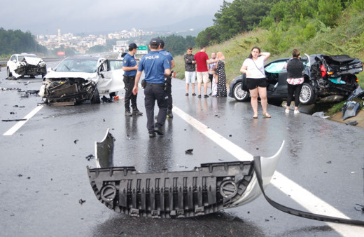 Çekmeköy'de zincirleme trafik kazasında 5 kişi yaralandı