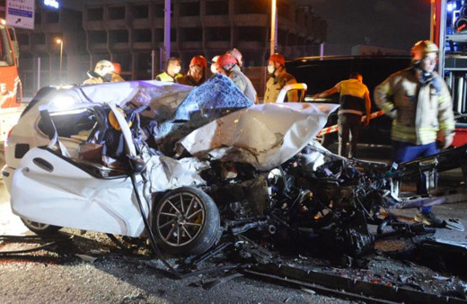 Zeytinburnu E-5’te korkunç kaza arabanın motoru fırladı 1 ölü 1 yaralı