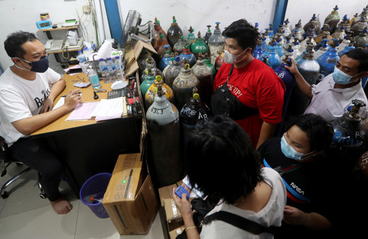 Hastanede oksijen bitti 63 kişi öldü! Endonezya'daki Covid-19 felaketi