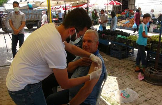 Kilis’te sağlık ekipleri Türkçe ve Arapça anonsla aşı çağrısı yaptı