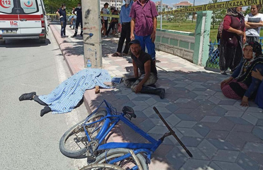 Aksaray'da kazada ölen kardeşinin başında feryat etti