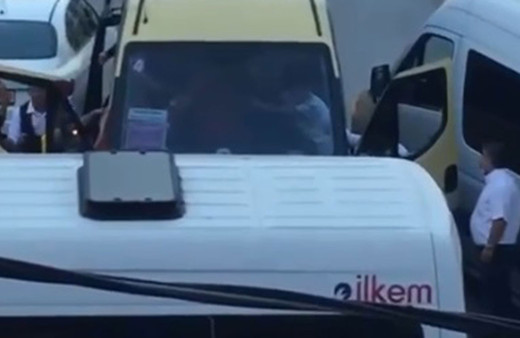 Esenyurt'ta yol verme kavgası minibüs şoförüne tekme tokat saldırı kamerada