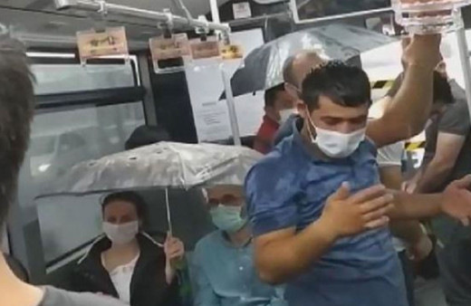 İstanbul'da metrobüste yolcular şemsiye açtı görüntülerle ilgili AK Partili Kabaktepe'den açıklama