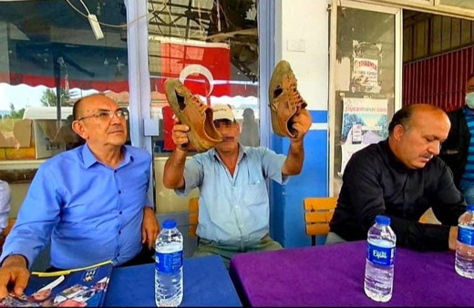 İYİ Parti’nin yırtık ayakkabılı çiftçi paylaşımı olay oldu pozlar sosyal medyaya düştü