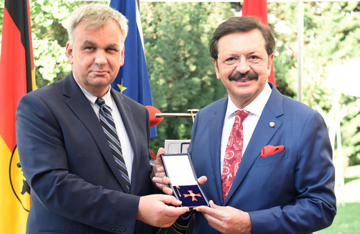 TOBB Başkanı Hisarcıklıoğlu'na Almanya Federal Cumhuriyeti Devlet Nişanı verildi