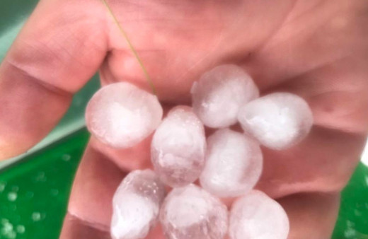 Sarıkamış’ta sağanak yağış ve dolu vatandaşlara zor anlar yaşattı