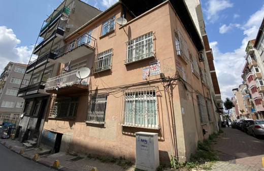 Fatih'te apartmanın altını gören inanamadı! Bir anda yok oldu nedeni bilinmiyor