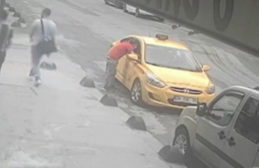 Sultangazi'de taksi şoförü, parası yetmeyen yolcunun cep telefonunu çaldı