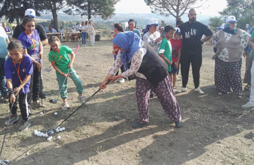 Denizli'de zengin sporu golf köylülerin eğlencesi oldu şalvarlı şampiyonlar