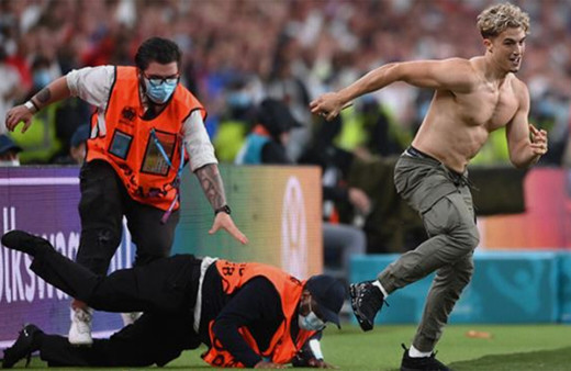 EURO 2020 finalinde sahaya atlayan taraftar güçlükle yakalandı