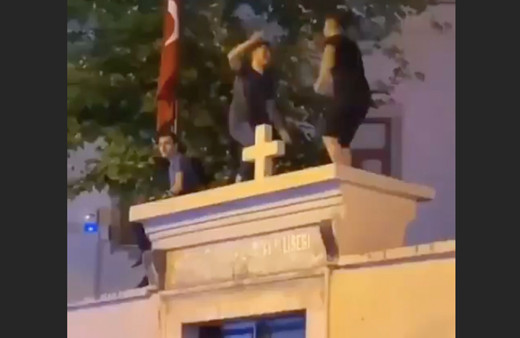 Kadıköy'de kiliseye saygısızlık! Üstüne çıkıp erik dalı oynadılar!