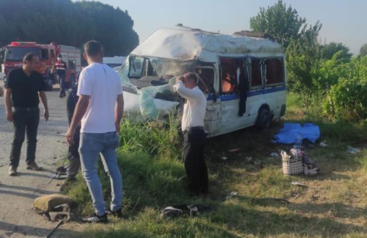 Manisa’da tarım işçilerini taşıyan servisle otomobil çarpıştı: 2 ölü, 9 yaralı