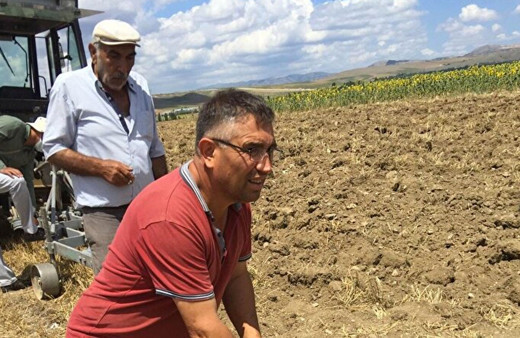 Çorumlu çiftçi tarlasını sürerken buldu apar topar ekiplere haber verdi