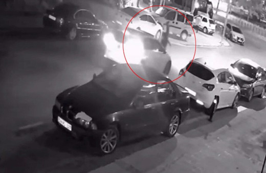 İstanbul'da feci kaza kamerada! Yola savruldu görenler olay yerine koştu