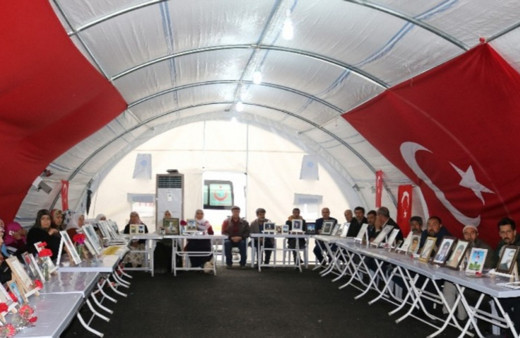 Diyarbakır'daki evlat nöbetine bir aile daha katıldı