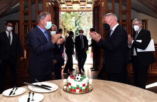 Milli Savunma Bakanı Hulusi Akar'dan mevkidaşına yaş pastalı sürpriz