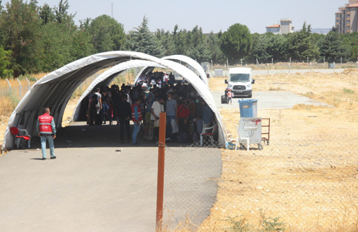 Suriyeliler sıcağa aldırış etmedi! Online randevu alıp akın akın gidiyorlar