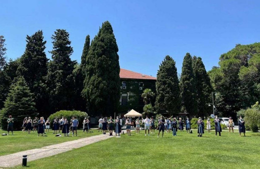 Boğaziçi'nde Melih Bulu'yu protesto edenler gidişini 'Padişah' şarkısıyla kutladı
