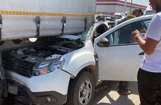 Sakarya'da dehşete düşüren kaza! Otomobil TIR'a ok gibi saplandı