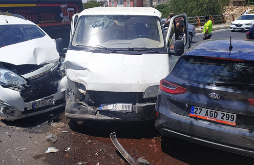 Mardin'de 3 araç birbirine girdi! Yaralılar var