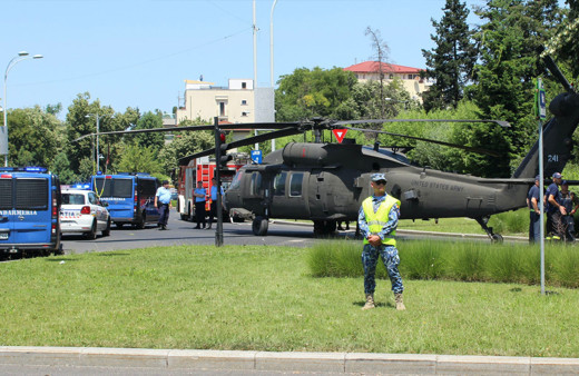 Görenler gözlerine inanamadı! Bükreş'te ABD helikopteri caddeye acil iniş yaptı