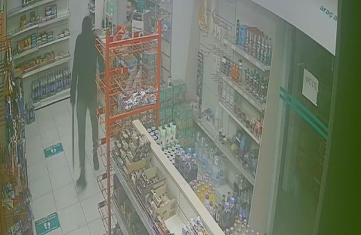 Adana'da kar maskeli kılıçlı akaryakıt istasyonu soygunu saniye saniye görüntülendi