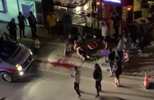 Bıçaklanan 2 arkadaş yaralı halde kafeye gidip yardım istedi! Biri öldü diğeri hayatta