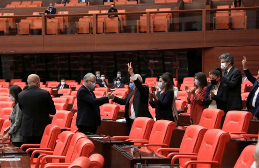 HDP'li vekiller Ömer Faruk Gergerlioğlu'nu zılgıtla karşıladı