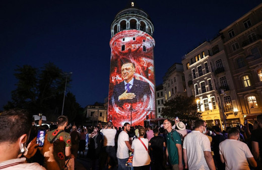 Galata Kulesi, Çamlıca Kulesi ve Ayasofya Meydanı'nda 15 Temmuz temalı gösteri