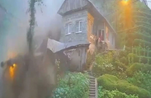  Rize'deki felaket böyle gelmiş! Sel ve heyelan anı güvenlik kameralarını böyle yansıdı