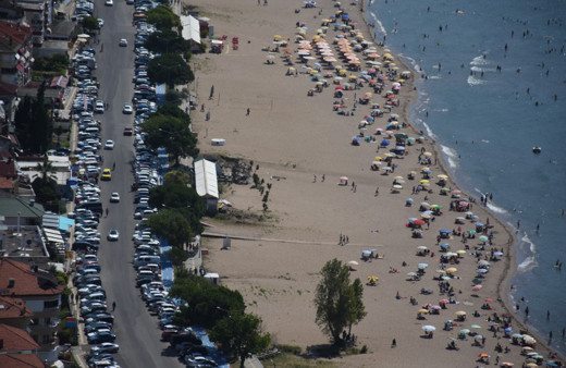 Bartın'ın İnkumu beldesi tatilci yoğunluğu nedeniyle araç girişine kapatıldı
