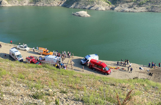 Amasya'da baraj gölünde kaybolan aynı aileden 5 kişi için arama çalışması başlatıldı