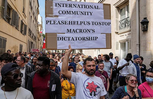 Fransa'da aşı karşıtları zorunlu aşı kartını protesto etti