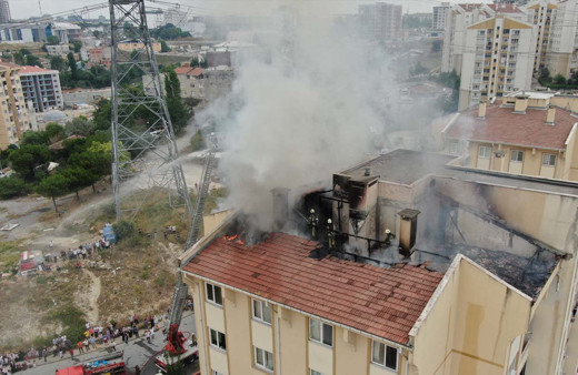 Başakşehir'de 13 katlı binada yangın! Mahsur kalan kişiler kurtarıldı