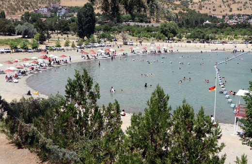 Doğu'da tatilcilerin vazgeçilmez adresi Elazığ'daki Hazar Gölü turizmde bayram bereketi yaşıyor
