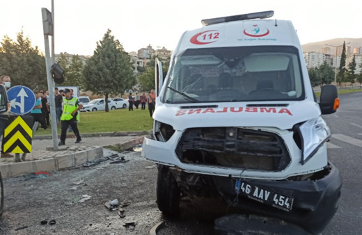 Kahramanmaraş'ta ambulansla otomobil çarpıştı 4 yaralı