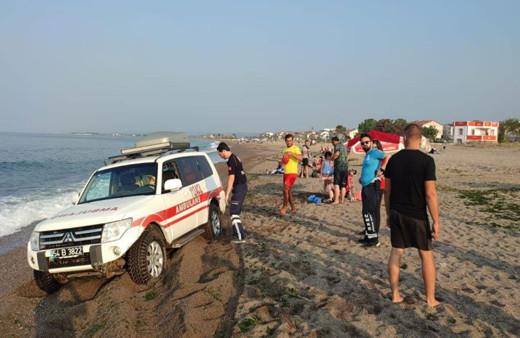 Sebebi bilinmiyor! Sakarya'da denize giren kaşınarak çıktı