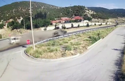 Isparta'da otomobille minibüsün çarpıştığı kaza kamerada