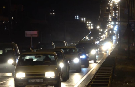 Tatilciler erken dönüşe geçti: 43 ilin geçiş güzergahında trafik yoğunluğu