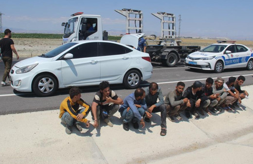 Konya'da dur ihtarına uymayan sürücü aracı bırakıp kaçtı manzara şaşkına çevirdi