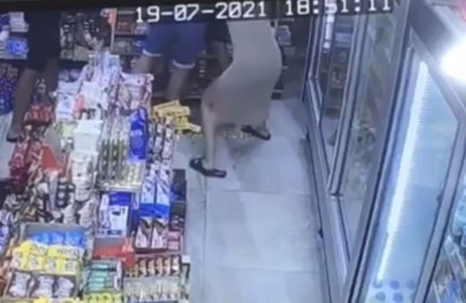 Taksim'de eşine tacizi gören koca çılgına döndü! Marketteki o anlar kamerada