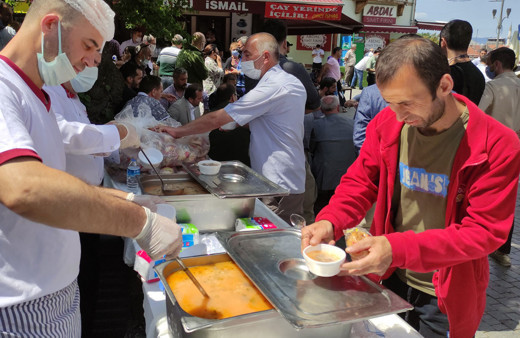 Bursa'da senede bir defa pişiyor içmek için uzak yollardan geliyorlar