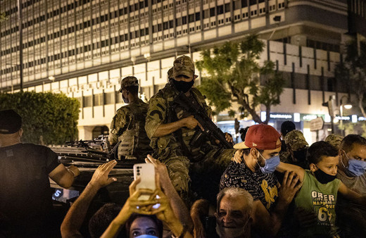 Cumhurbaşkanı askerlerle birlikte darbe yaptı! Başbakan ve Meclis'i görevden aldı