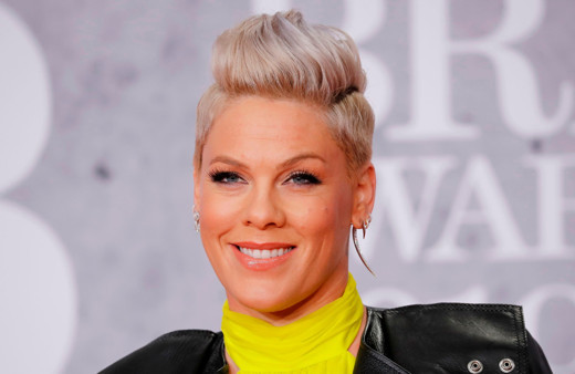 Şarkıcı Pink bikini yerine şort giyen Norveçli kadın sporcuların cezasını ödeme teklifinde bulundu