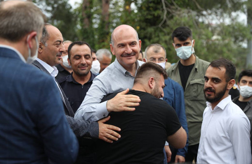 İçişleri Bakanı Süleyman Soylu iş yerleri selden hasar gören esnafla bir araya geldi